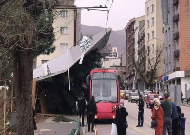 Türkiyədə fırtına dağıntıya səbəb oldu- Ölənlər var