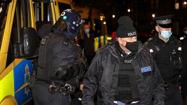 Baş nazir polis geyimində narkotik alverçilərini saxladı- VİDEO
