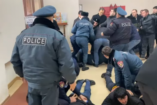 Ermənistanda polislə etirazçılar arasındaDAVA - VİDEO