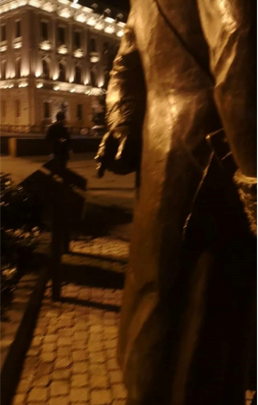 Dünən açılışı olan Tağıyevin heykəli zədələndi -FOTO