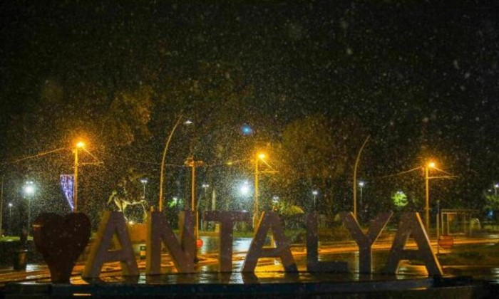Antalyaya 29 il sonra qar yağdı- FOTOLAR