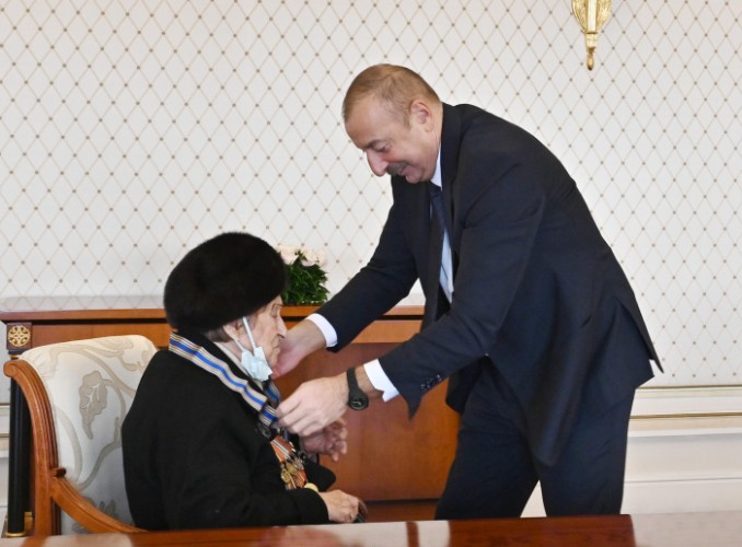 Prezident Fatma Səttarovaya “İstiqlal” ordenini təqdim etdi- YENİLƏNİB (FOTO)