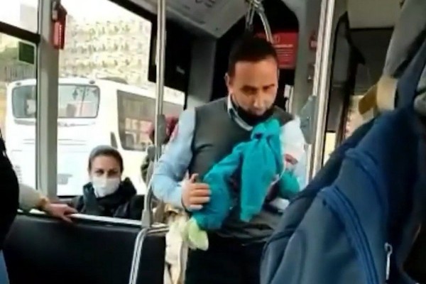 "BakuBus"ın sürücüsü avtobusu saxlayıb,körpəni sakitləşdirdi -  VİDEO