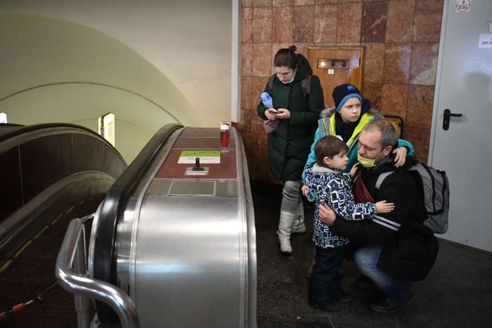 Ukrayna əhalisi metrolara sığınıb- FOTOLAR