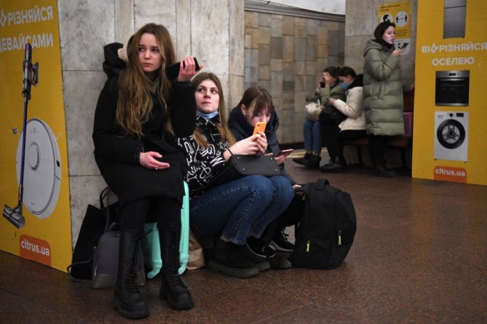 Ukrayna əhalisi metrolara sığınıb- FOTOLAR