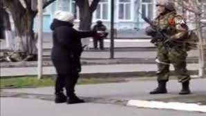 Ukraynalı qadın rus əsgərinə üsyan etdi- VİDEO