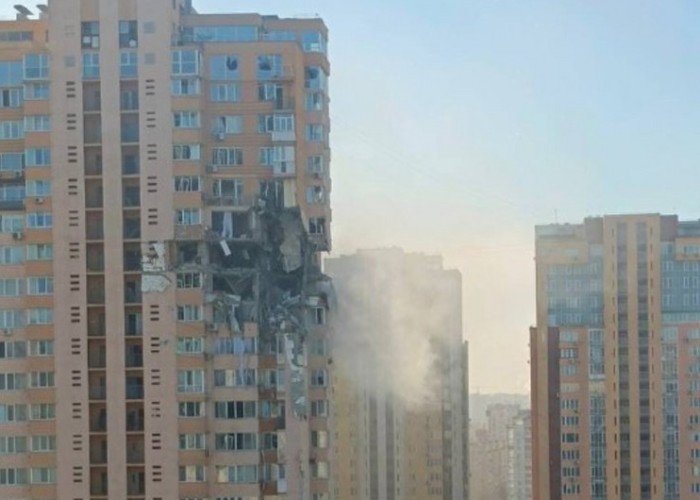 Kiyevdə yaşayış binasına raket atıldı