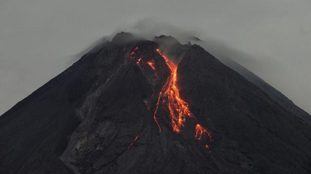 İndoneziyada vulkan püskürməsi: İnsanlar təxliyə edildi