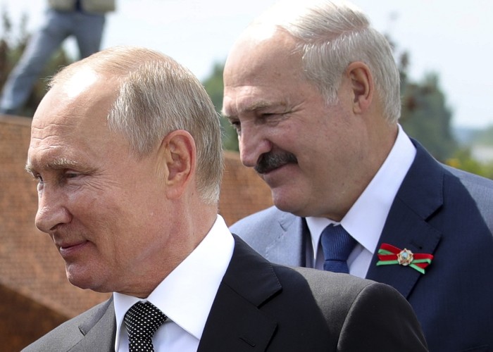 Putin Lukaşenkoya polkovnik rütbəsi verəcək