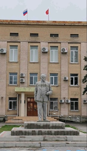 Ruslar Ukraynada Leninin heykəlini ucaltdılar - FOTO