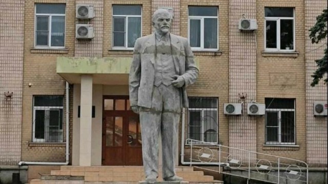 Ruslar Ukraynada Leninin heykəlini ucaltdılar - FOTO