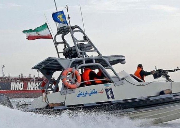 İran 350 min litr yanacaq daşıyan 2 gəmini saxlayıb