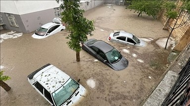 Türkiyədə sel avtomobilləri su altında qoydu - VİDEO