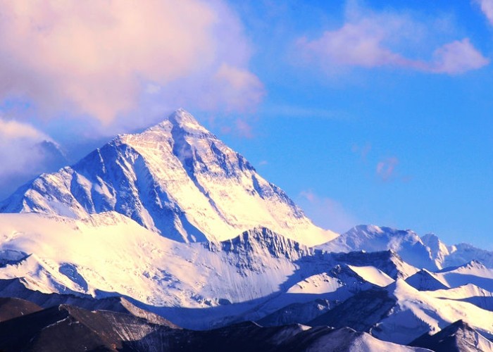 Alpinist Everest dağına qalxarkən öldü 