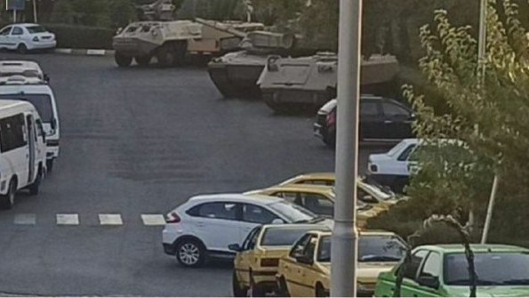 İranda Radio-televiziyanın binasının girişlərinə tanklar yerləşdirildi