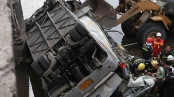 İranda avtobus körpüdən aşdı - 51 yaralı
