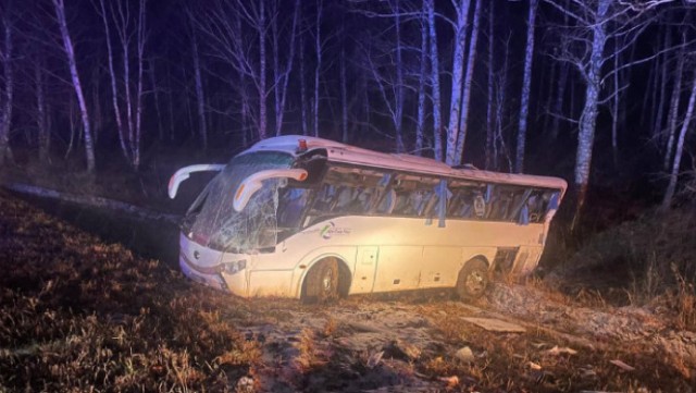 Rusiyada avtobus aşdı: Xəsarət alanlar var (VİDEO)