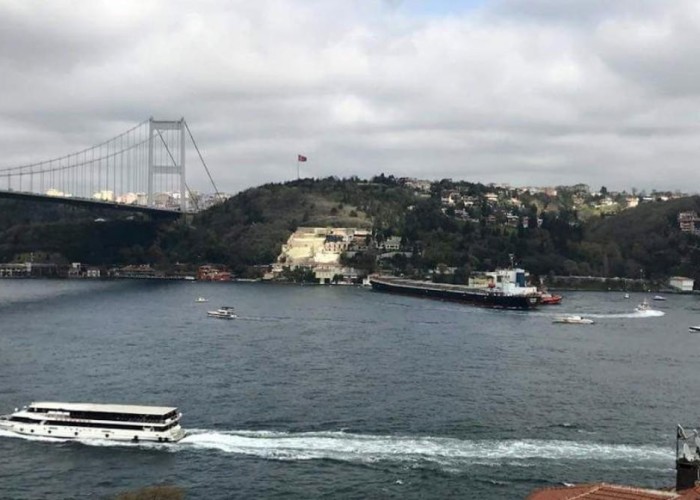 İstanbula gedən gəmi quruya çırpıldı