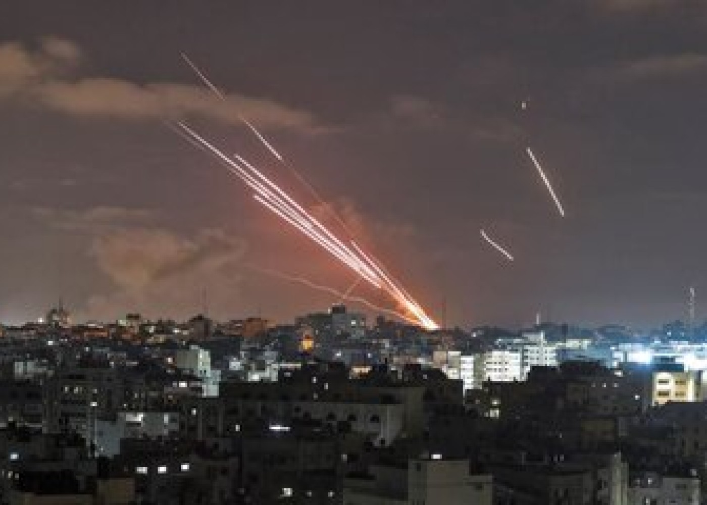 İsrailə kütləvi raket hücumu edildi - Yaralılar var (VİDEO)