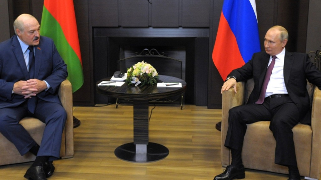 Putin Lukaşenkonu Kremldəki mənzilinə çağırdı - VİDEO