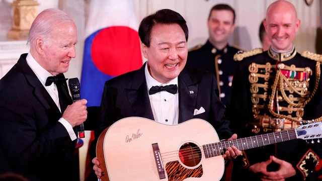 Cənubi Koreya prezidenti Ağ Evdə mahnı oxudu