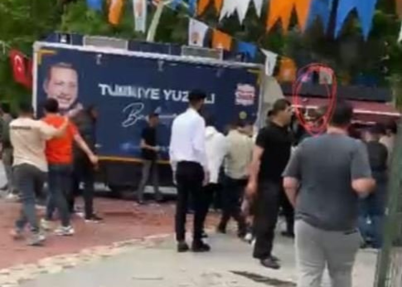CHP-dən AK Partiyaya silahlı hücum: 4 nəfər yaralandı