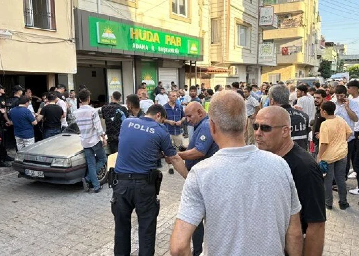 Türkiyədə partiya lideri namaz qıldığı anda bıçaqlandı - Katib ÖLDÜ