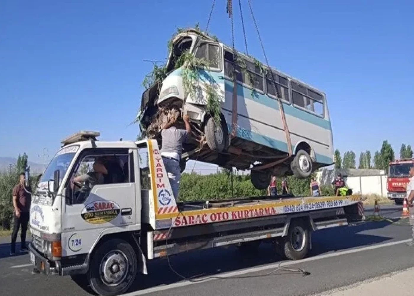 Türkiyədə mikroavtobus dərəyə aşdı - Ölənlər var