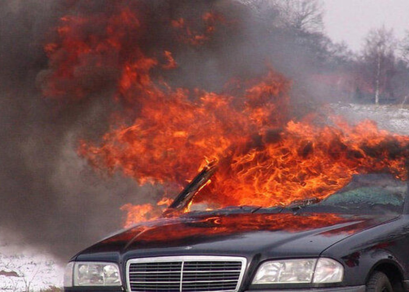 Lənkəranda “Mercedes” yandı