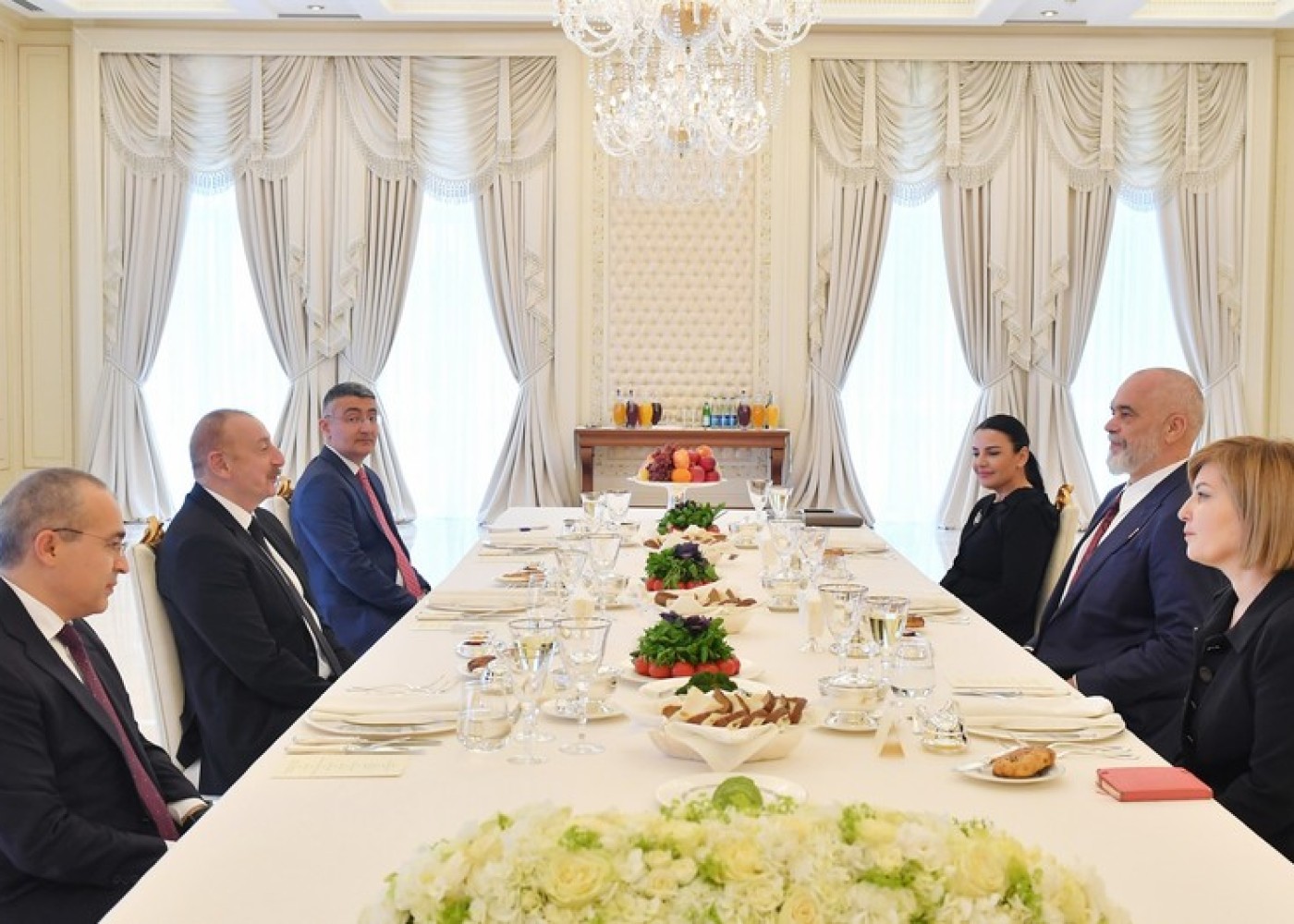Prezidentin Albaniyanın Baş naziri ilə geniş tərkibdə görüşü oldu - FOTO