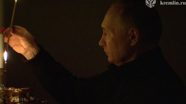 Putin matəm günü kilsədə şam yandırdı - VİDEO