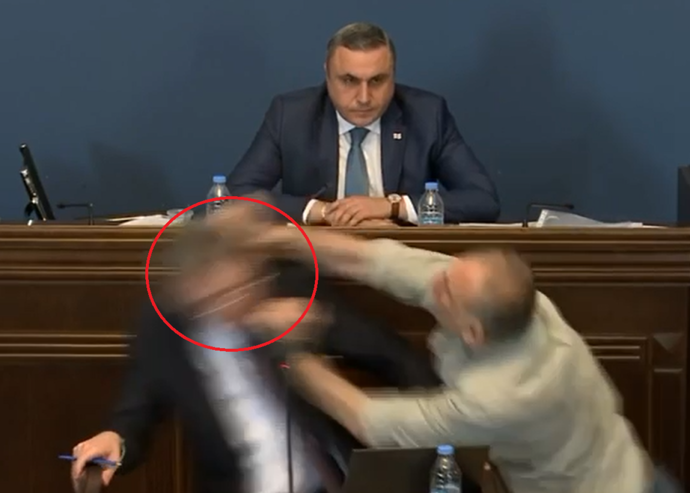 Gürcüstanda deputatlar arasında yenə dava düşdü - VİDEO