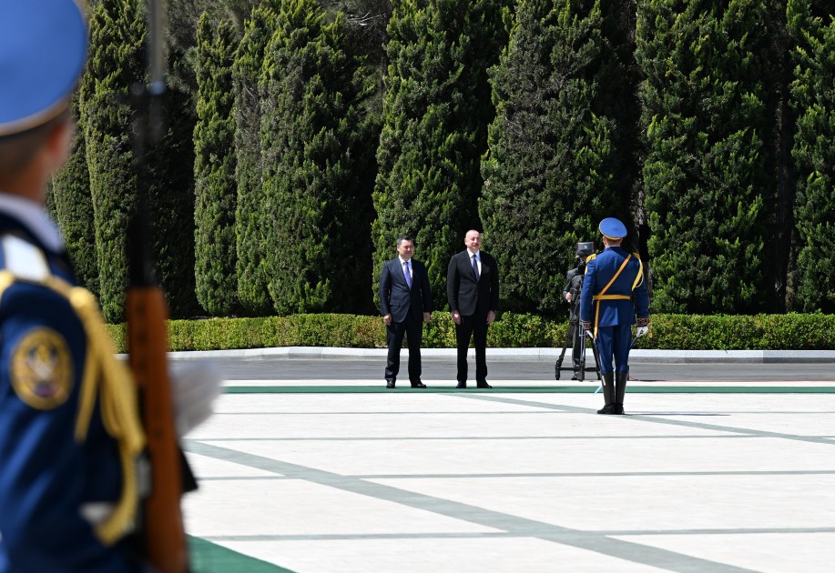 Qırğızıstan Prezidentinin rəsmi qarşılanma mərasimi olub - YENİLƏNİB (FOTOLAR)