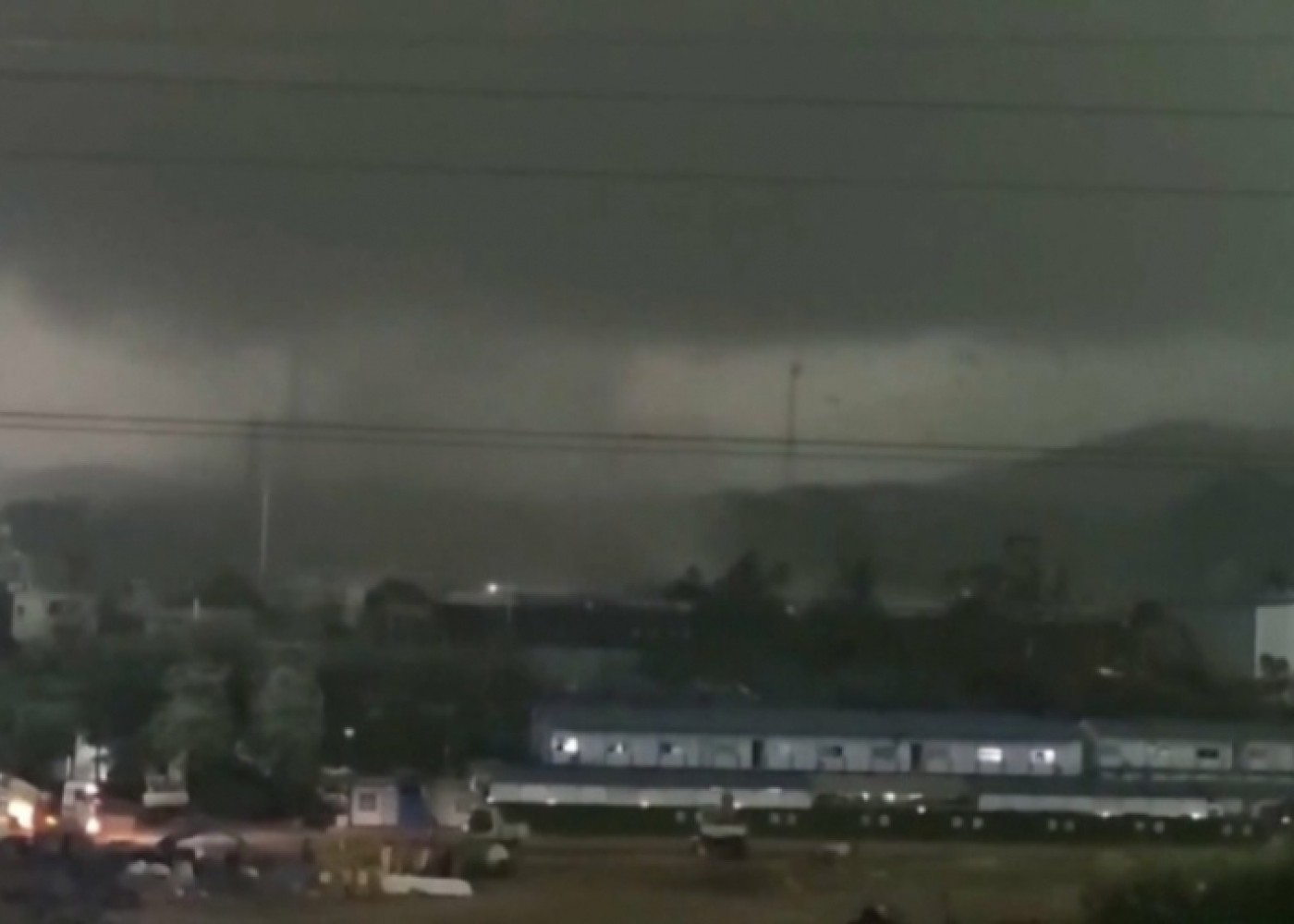 Çində tornado 5 nəfərin həyatına son qoydu - VİDEO
