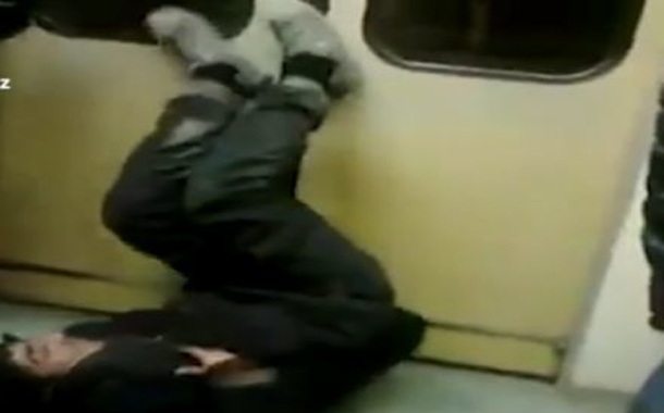Bakı metrosunda xəstə adamı vaqondan sürüyüb atdılar â€”  VİDEO