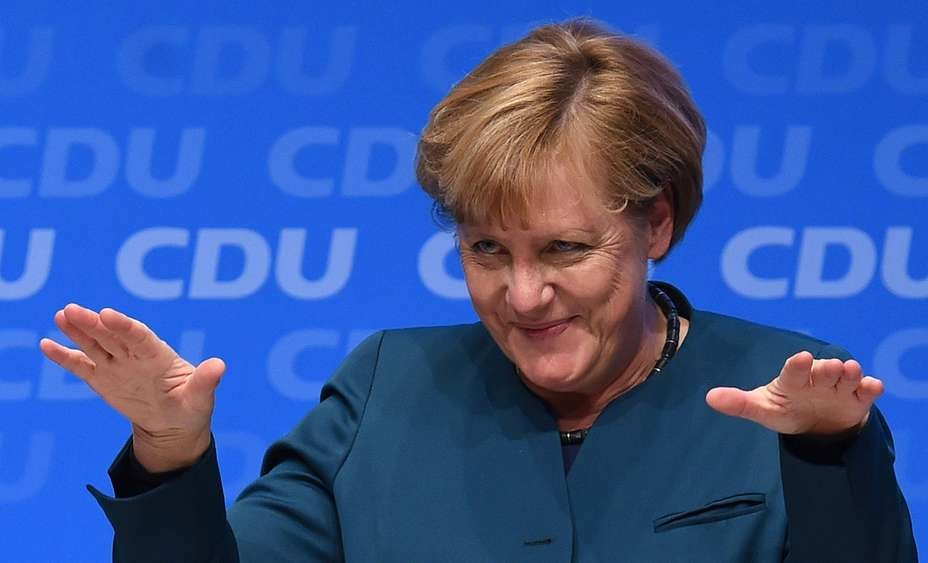 Angela Merkel işə çıxmalı oldu 