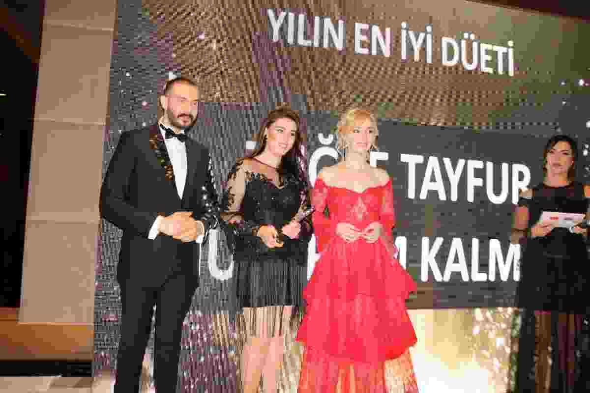 Türkiyədə daha bir qalmaqallı MÜKAFAT: Onlar birinci oldu (FOTOLAR)