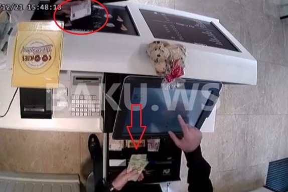 Bakıda mağazada inanılmaz fırıldaq  - satıcının başını qatıb pulunu aldı (VİDEO)