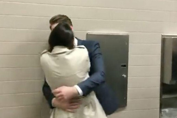 Dünyada ilk dəfə:  cütlük tualetdə nikah bağladı - VİDEO