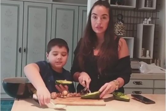 Leyla Əliyeva oğlu ilə yemək bişirdi -  VİDEO