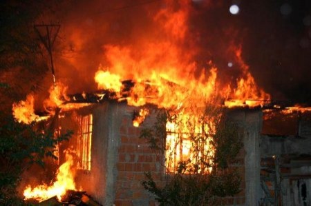 Cəlilabadda 3 otaqlı ev yandı 