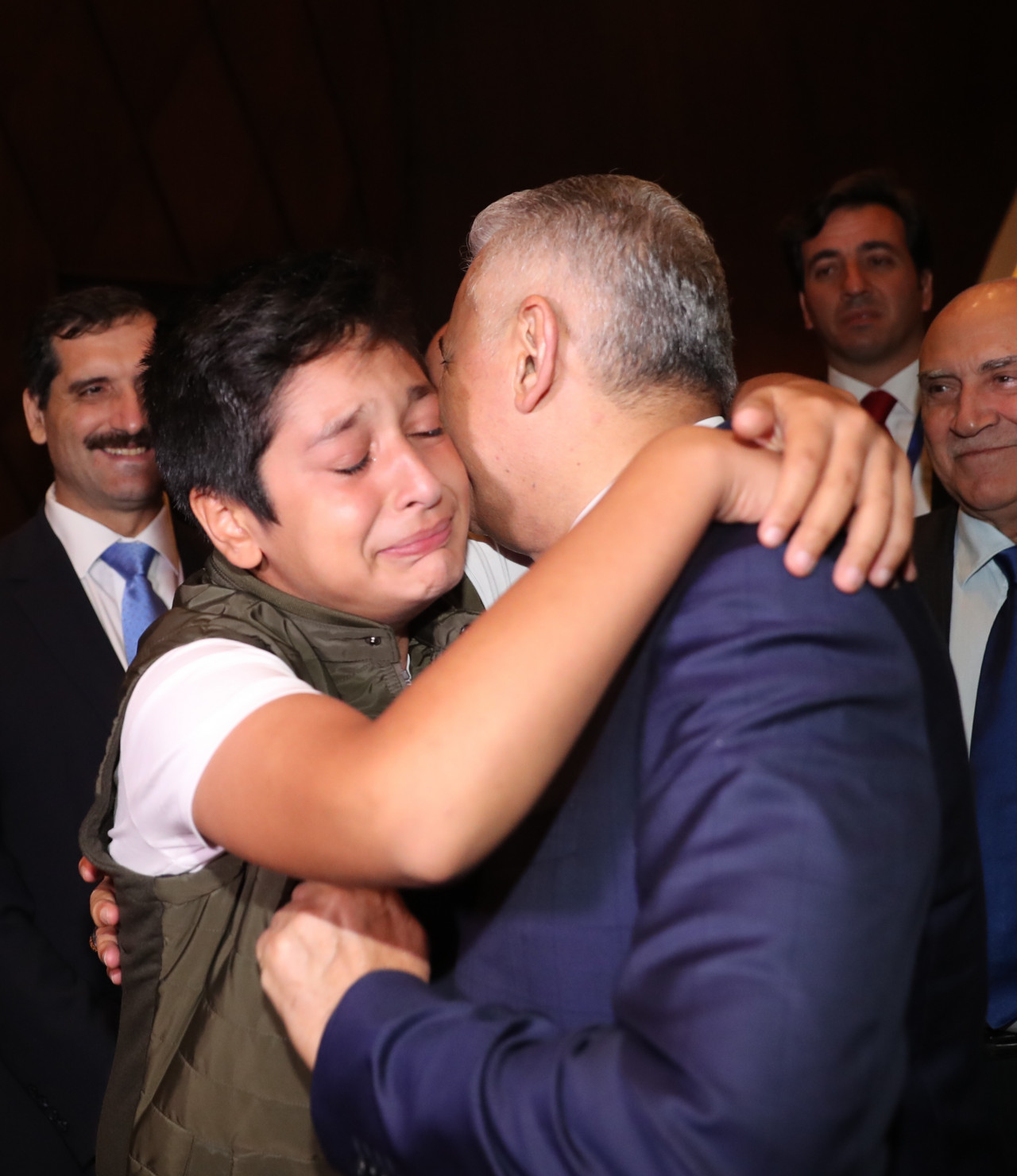 Bakı aeroportunda azyaşlı ağlayaraq Binəli Yıldırımı qucaqladı    - VİDEO