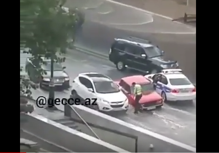 Bakıda maşın lüka düşdü -   Polis sürücüyə belə kömək etdi (VİDEO)