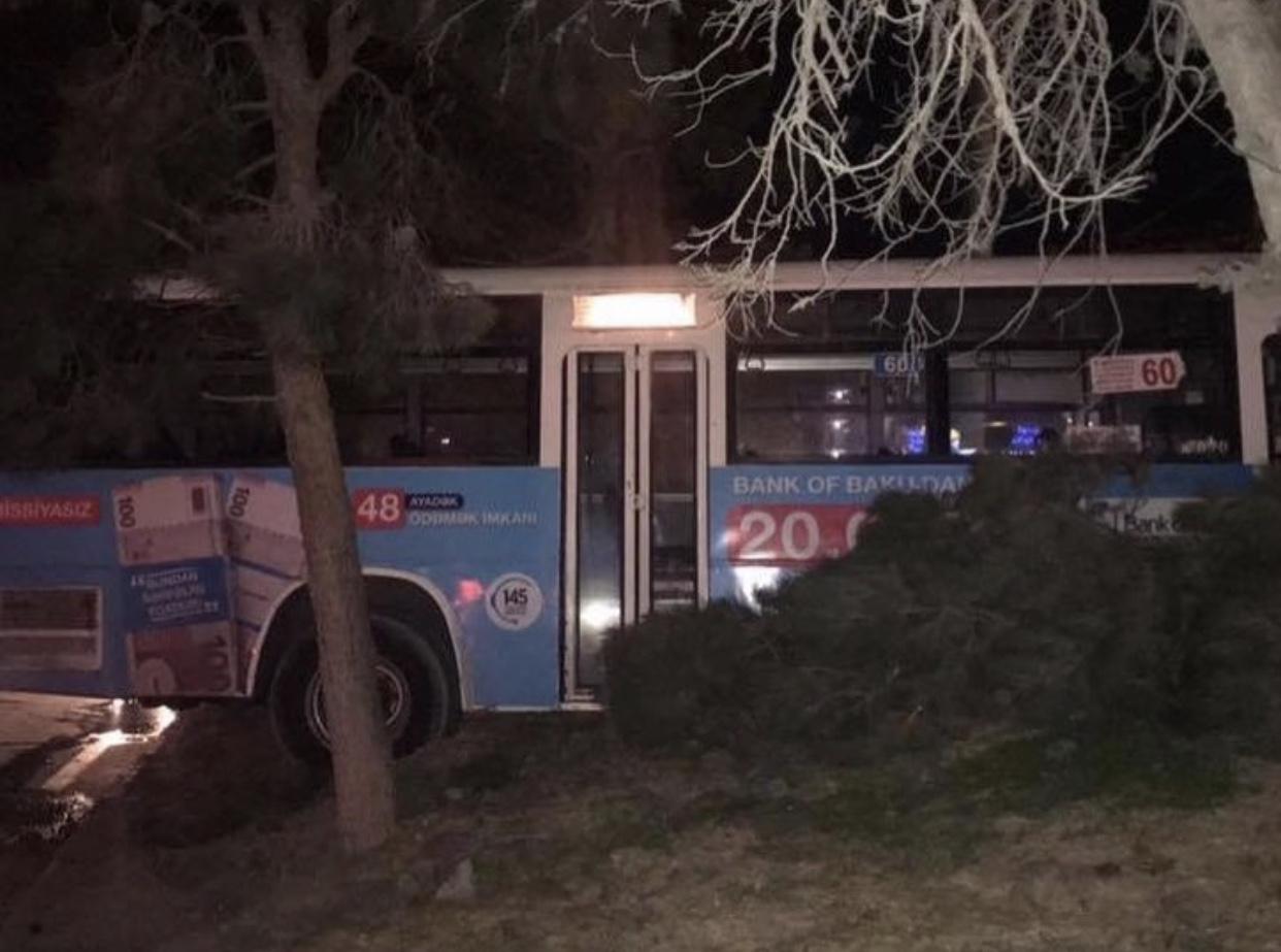 Nargilə kafesi yaxınlığında  avtobus qəza törətdi (FOTO)