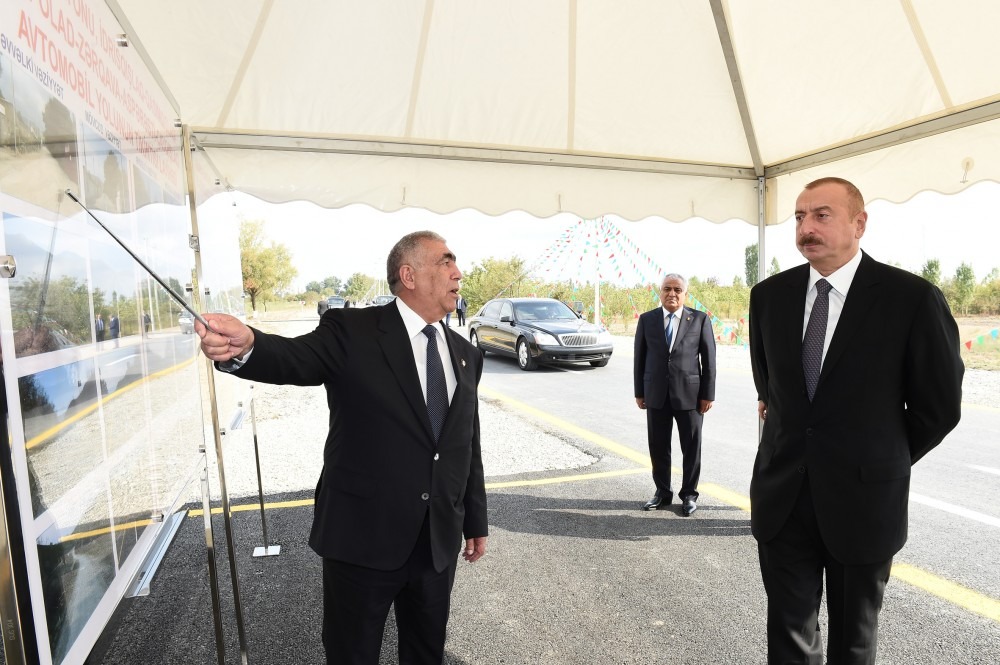 İlham Əliyev yeni yolun açılışında  