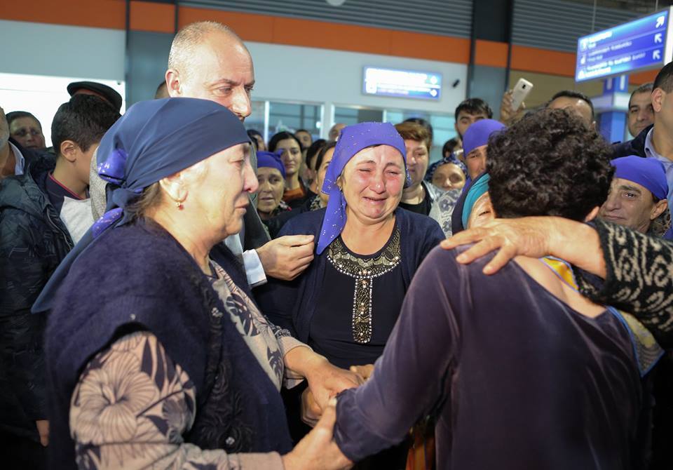 Həbsdə olan azərbaycanlı üç azyaşlı ölkəyə gətirildi: Nazir qarşıladı - FOTOLAR