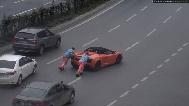 Yolun ortasında Lamborghini xarab oldu   - VİDEO