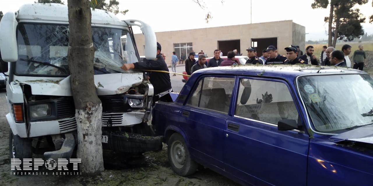Mikroavtobusla minik avtomobili toqquşdu: yaralılar var - FOTO
