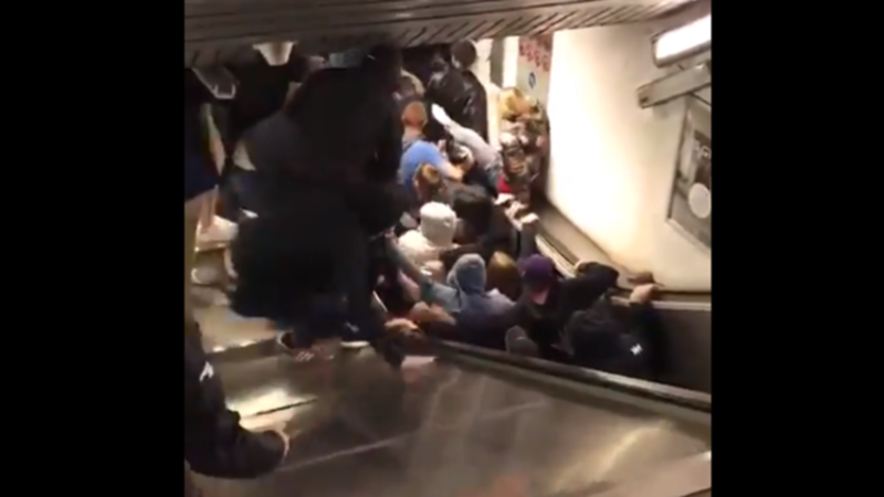 Metroda eskalator sıradan çıxdı - yaralananlar var - VİDEO (18+)