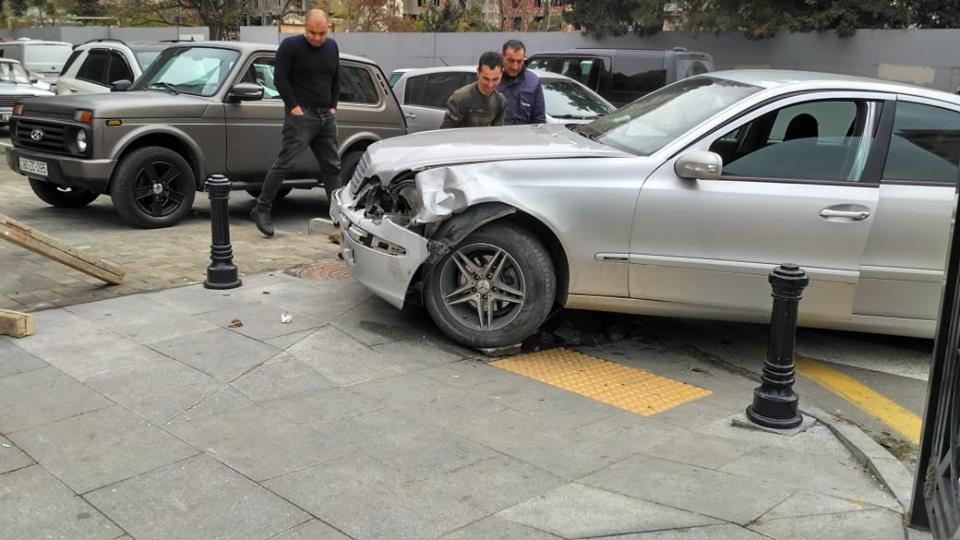 Bakıda QƏZA:    Mercedes qoruyucu tumbaya girdi (FOTO)